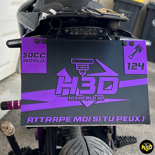 Cache plaque d’immatriculation moto personnalisé avec pseudo et numéro, fabriqué en impression 3D pour moto supermotard ou 50cc.