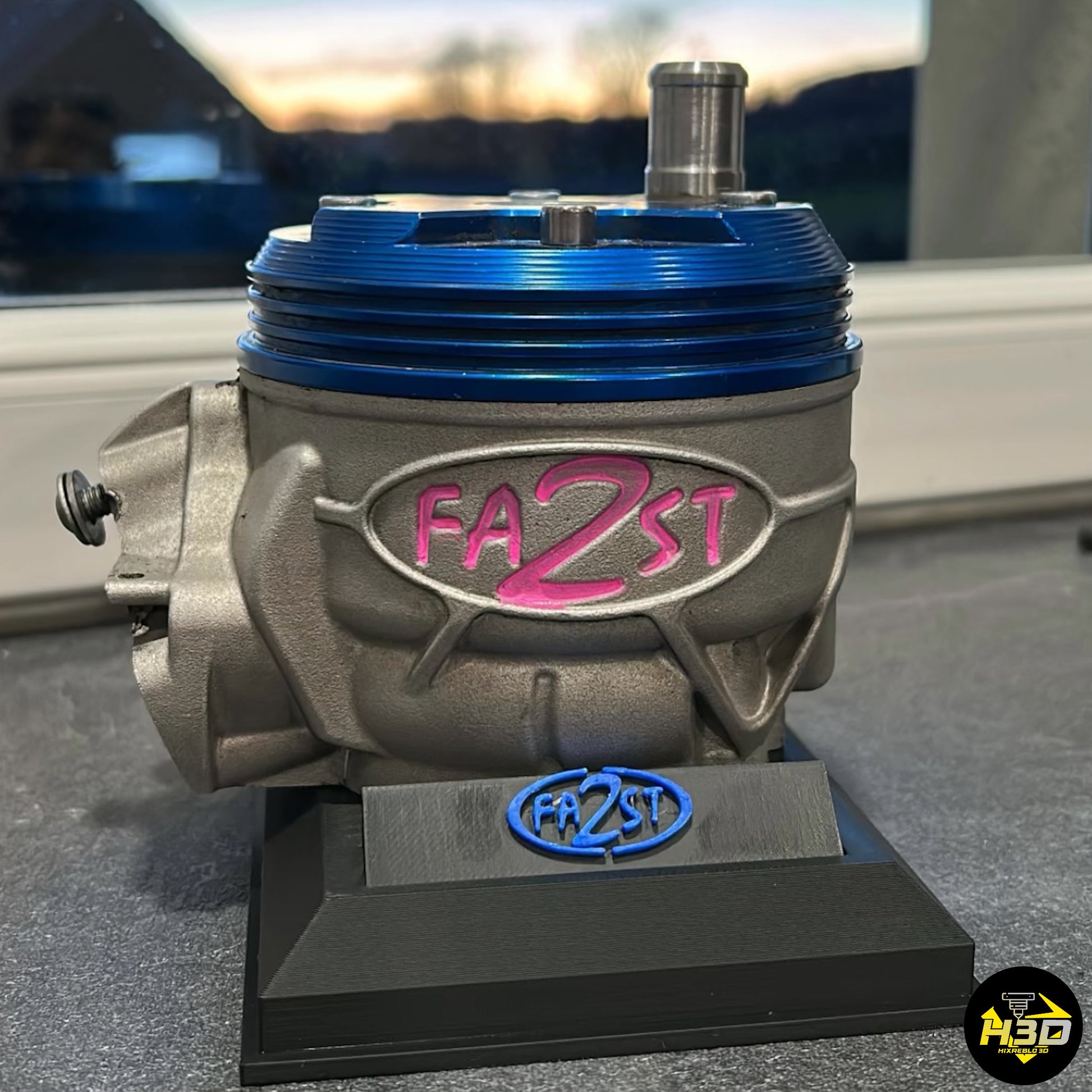 Support d’exposition pour cylindre 50cc – Présentation idéale des cylindres serrés, parfait pour ateliers mécaniques et collectionneurs.